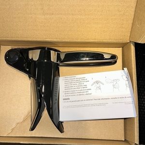 New in box Pampered Chef champagne 🍾 opener